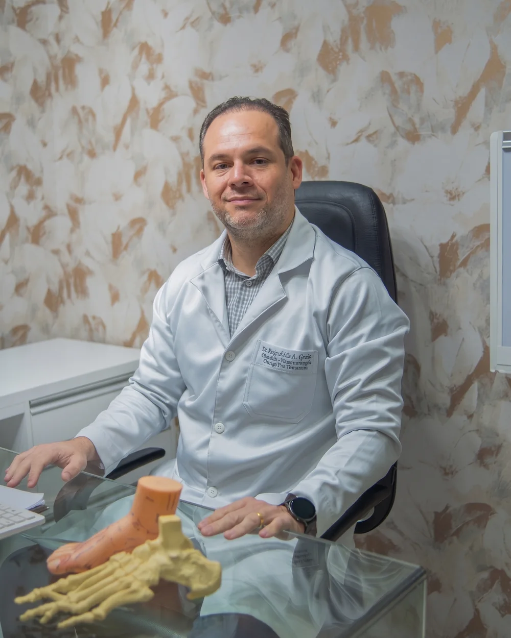 Dr. Hugo Átila em seu consultório